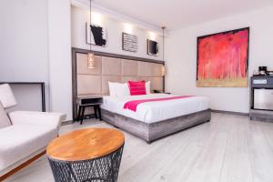 une chambre d'hôtel avec un lit et un canapé dans l'établissement Arkana Grupo Amber - Collection O, à Puebla