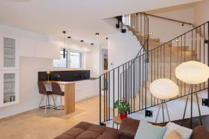 Casa con sala de estar y cocina con escalera. en Mein Weinstöckl, en Stegersbach
