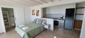 1 dormitorio pequeño con 1 cama y cocina en Villa Kyklamino - Unique Villa with stunning Seaview, en Klorakas