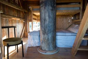 a room with a bunk bed in a wooden cabin at Meela Talu Tuulik saunaga in Kuusiku
