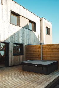 een bed op een terras naast een gebouw bij L'orée de la Forêt in Desvres