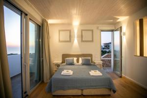 1 dormitorio con 1 cama con 2 toallas en Villa Kyklamino - Unique Villa with stunning Seaview, en Klorakas