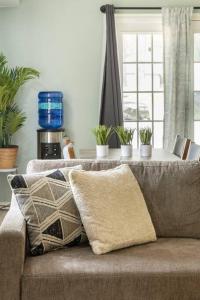 uma sala de estar com um sofá com plantas em Southern Charm Retreat - 1Bedroom em Irmo