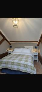 ein Schlafzimmer mit einem Bett mit zwei Tischen und einer Lampe in der Unterkunft Rokeby cottage in Drogheda