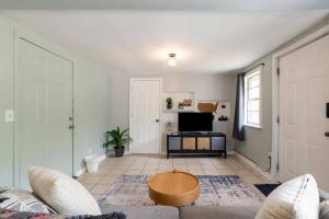 uma sala de estar com um sofá e uma televisão em Southern Charm Retreat - 1Bedroom em Irmo