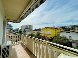 uma varanda com vista para a cidade em Appartamento Al Faro I TerraceRelax&Parking em Lignano Sabbiadoro