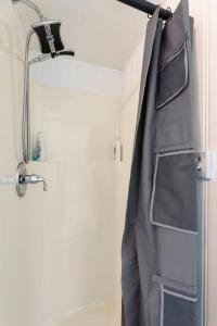 uma cortina de chuveiro está pendurada numa casa de banho em Southern Charm Retreat - 1Bedroom em Irmo
