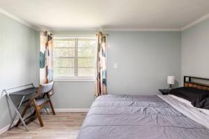 um quarto com uma cama, uma secretária e uma janela em Southern Charm Retreat - 1Bedroom em Irmo