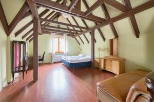 Llit o llits en una habitació de Dom & House - Chata Rybaka