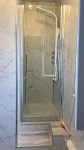 een douche met een glazen deur in de badkamer bij COCOON BERCKOIS 250M DE LA PLAGE + WIFI + PARKING PUBLIC in Berck-sur-Mer