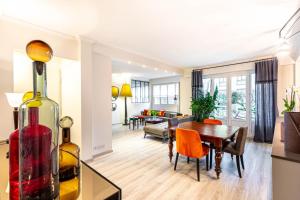 a living room with a table and a dining room at GuestReady - Modern Comfort in Vincennes in Vincennes