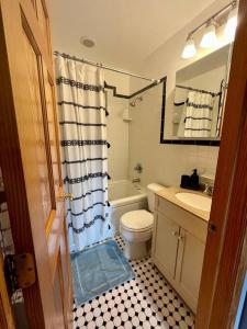 La salle de bains est pourvue de toilettes et d'un lavabo. dans l'établissement Candlewood Lake Retreat with year round views, à New Milford