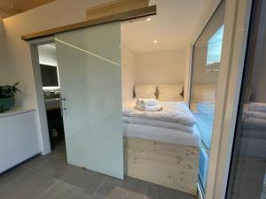 un pequeño dormitorio con una cama en su interior en Tinyhaus Supreme für 4 Personen, en Fuchsmühl
