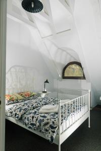 a white bed in a room with a white ceiling at Casa Thea Cheile Nerei in Socolari