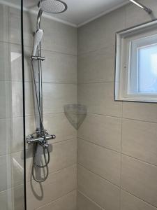 La salle de bains est pourvue d'une douche avec un pommeau de douche. dans l'établissement 't Pothuuske, à Ruurlo