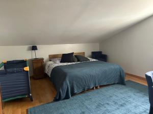 um quarto com uma cama e um tapete azul em Le bleu Levant em Vaux-devant-Damloup