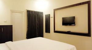 Televiisor ja/või meelelahutuskeskus majutusasutuses R Hotels By Suraj Residency Yercaud