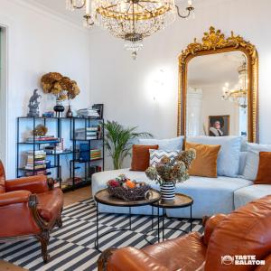 salon z niebieską kanapą i lustrem w obiekcie Villa Chez les Amis - Adults only w mieście Balatonszepezd