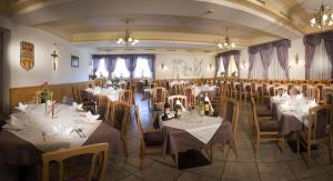 A restaurant or other place to eat at Hotel Vomperhof