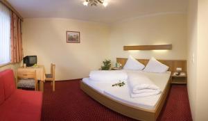 A bed or beds in a room at Hotel Vomperhof