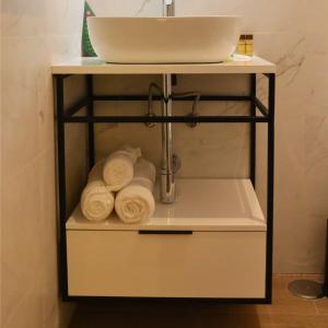 a shelf with towels and a sink in a bathroom at Hostal La Rúa-Montera in Madrid
