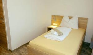 A bed or beds in a room at Hotel Vomperhof