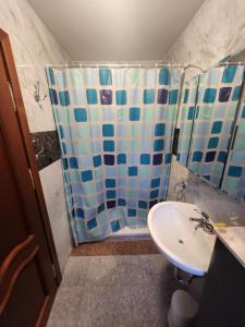 uma casa de banho com um chuveiro e um lavatório. em Pension Einzelzimmer mit extra bad Zimmer 15 em Nurembergue