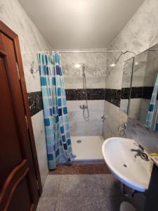 uma casa de banho com um chuveiro e um lavatório. em Pension Einzelzimmer mit extra bad Zimmer 15 em Nurembergue
