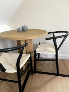 una mesa de madera, una silla, una mesa y una mesa en Little studio annexe en Marlow