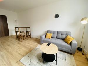 uma sala de estar com um sofá e uma mesa em Le Soulicou em Rodez