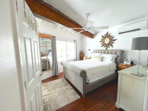 um quarto com uma cama e uma ventoinha de tecto em Burns Square Hotel em Sarasota