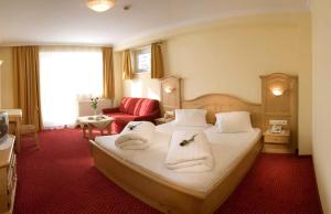 A bed or beds in a room at Hotel Vomperhof