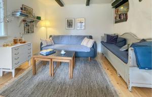 sala de estar con sofá azul y mesa en Amazing Home In Hssleholm With Wifi, en Hässleholm