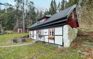 una pequeña casa con techo negro y rojo en Amazing Home In Hssleholm With Wifi, en Hässleholm