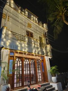 Un bâtiment avec des lumières de Noël en haut dans l'établissement LE TOWNSHIP RESIDENCY, à Pondichéry