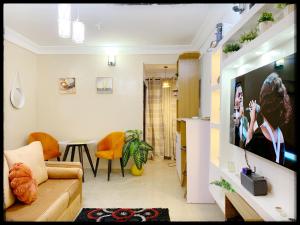 sala de estar con sofá y mesa en 1bed luxury Apartment Opebi, en Ikeja