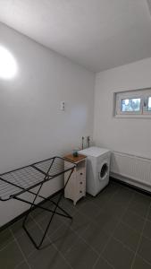 a laundry room with a washer and a washing machine at Ferienwohnung im Zenngrund in Neuhof an der Zenn