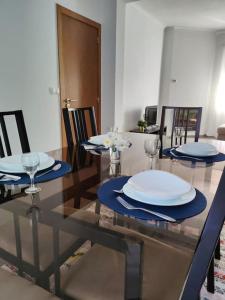 een eettafel met blauwe en witte borden erop bij Casa da Esteva - Vila de Rei in Vila de Rei