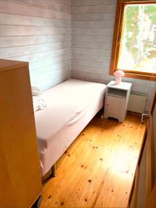 ein kleines Schlafzimmer mit einem Bett und einem Fenster in der Unterkunft Värmdö in Värmdö