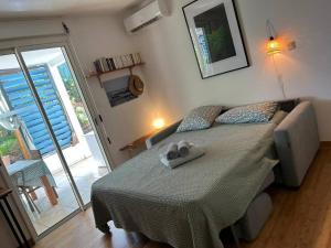 een slaapkamer met een bed met twee handdoeken erop bij Appt Althea avec Jardin privé proche lagon - La Saline-les-bains in Saint-Paul