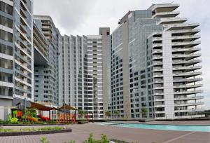 un gran edificio de apartamentos con piscina frente a él en Luxury Apartment Sandton , NO Loadshedding en Johannesburgo