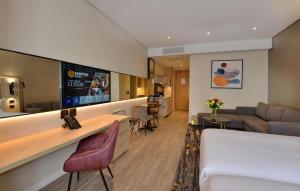Habitación de hotel con bar y sala de estar en Luxury Apartment Sandton , NO Loadshedding en Johannesburgo