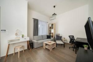 - un salon avec un canapé et un piano dans l'établissement 'Santa Marina Detached Cozy House In Egaleo, à Athènes