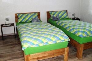 dwa łóżka siedzące obok siebie w pokoju w obiekcie Petras Traum-Ferienwohnung mit Wiese und Terrasse w mieście Kandern