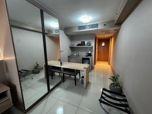 a small room with a table and a kitchen at Alugueasy - Hotel Cullinan in Brasilia