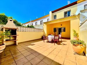a patio with a table and chairs and a building at Casa Boga - Urbasur in Islantilla