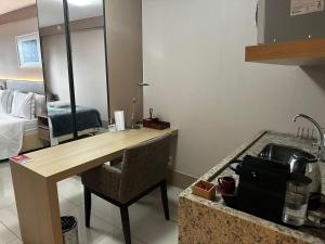 a room with a desk with a chair and a mirror at Alugueasy - Hotel Cullinan in Brasilia +35 photos