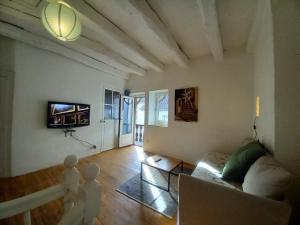 una sala de estar con un sofá y una mesa en Maison médiévale avec jardin dans charmant village, en Vers