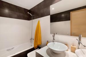Ένα μπάνιο στο Modern and renewed Apartament Florí +32 φωτογραφίες