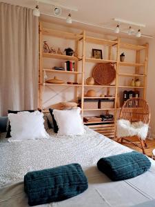 una camera con un letto con due cuscini sopra di Unique Cottage House in Gdańsk a Danzica